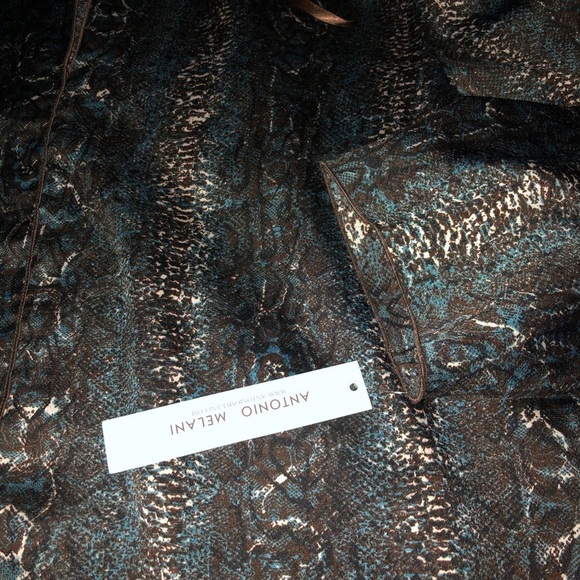 Antonio Melani size Large blue 3/4 sleeve silky reptile print top - Picture 3 of 6
